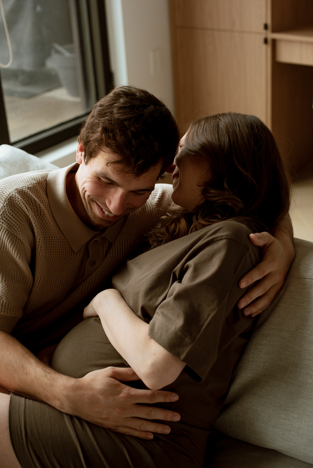 couple sur leur canapé, maman enceinte, maternité, lifestyle, famille, Montréal